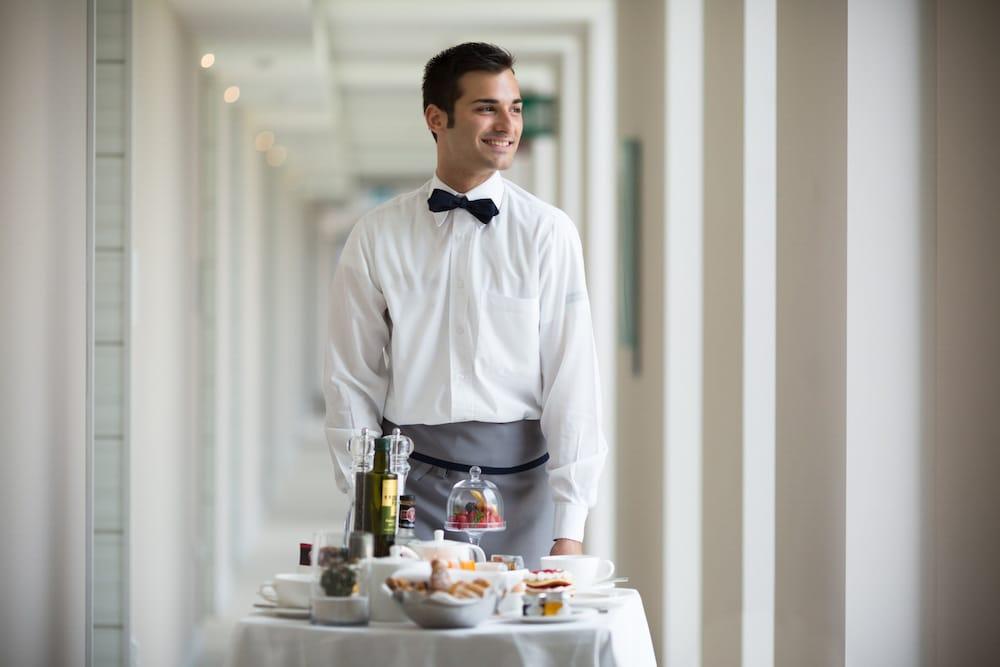 Almar Jesolo Resort & Spa Esterno foto A butler at the Four Seasons Hotel, London