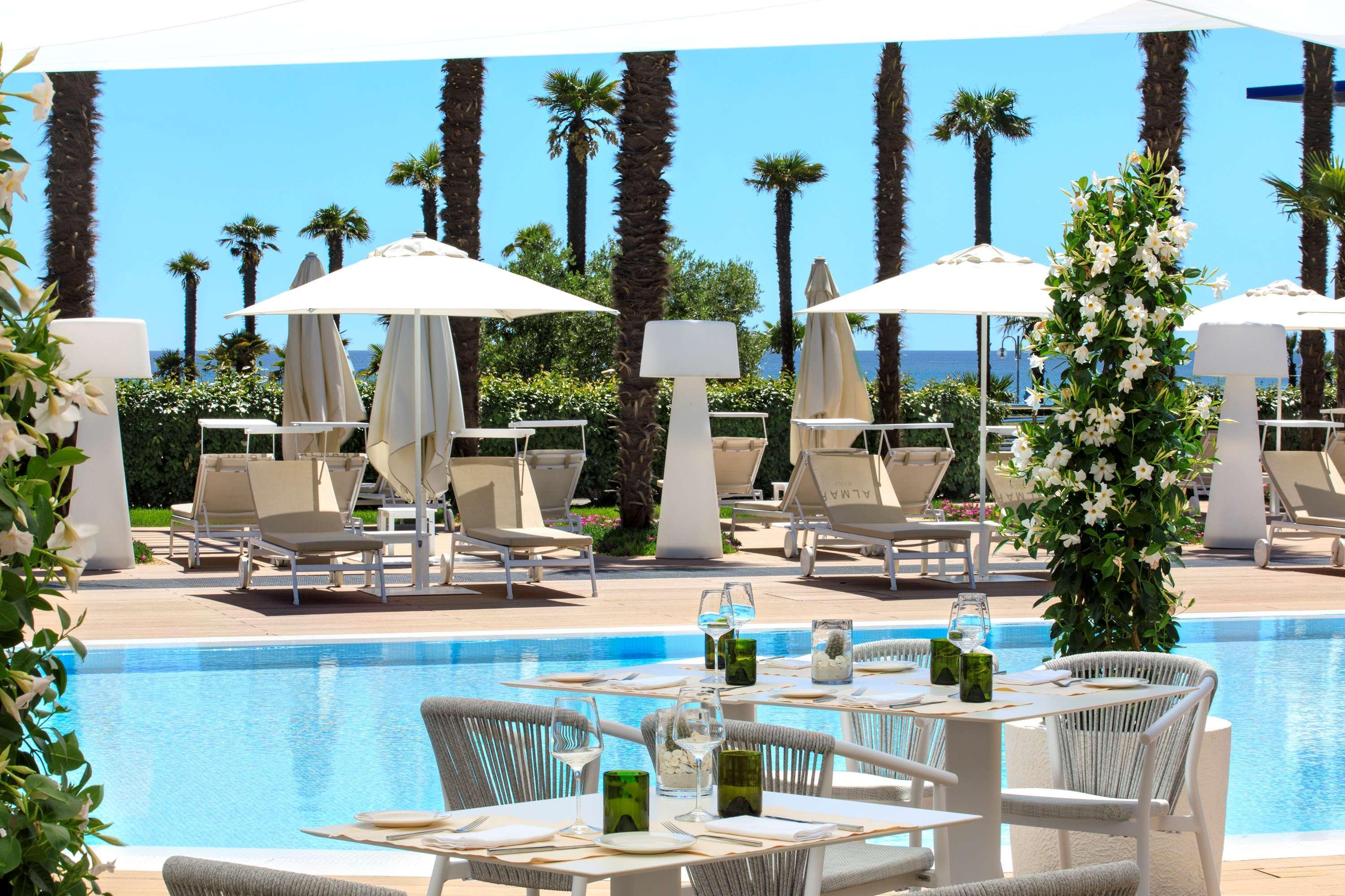 Almar Jesolo Resort & Spa Esterno foto The pool at the hotel