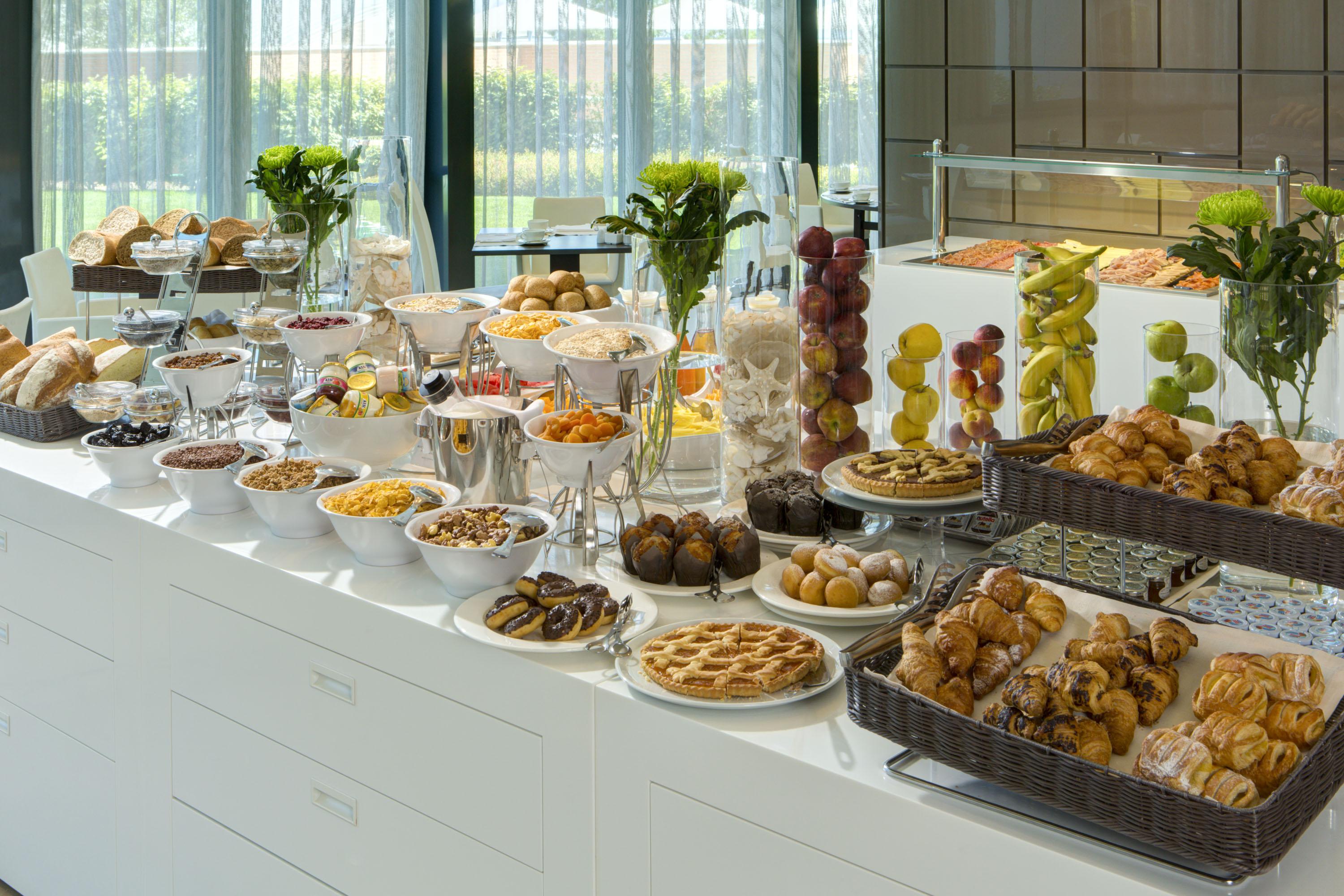Almar Jesolo Resort & Spa Esterno foto A buffet of pastries