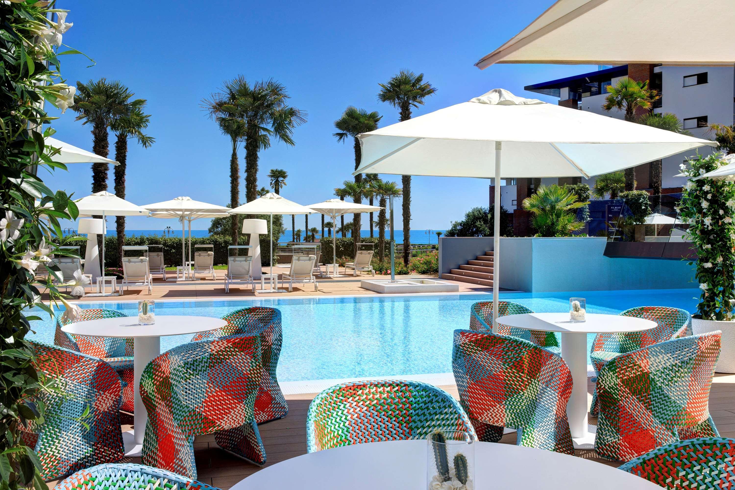 Almar Jesolo Resort & Spa Esterno foto The pool at the hotel
