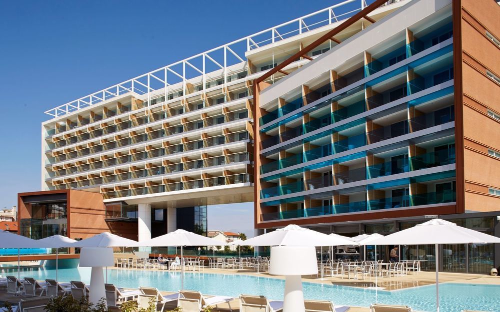 Almar Jesolo Resort & Spa Esterno foto The hotel's pool