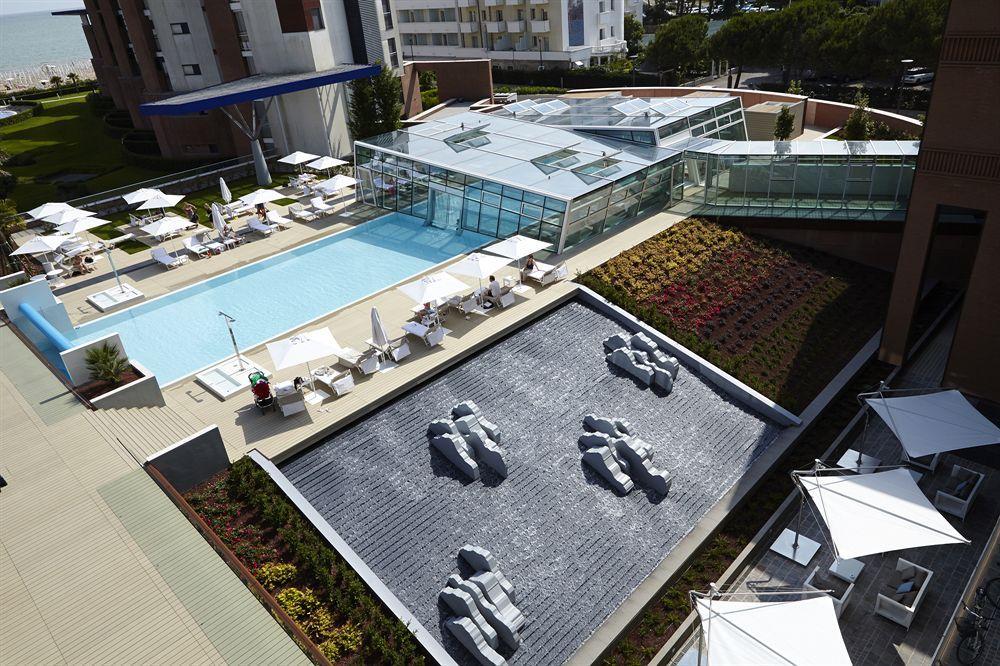 Almar Jesolo Resort & Spa Esterno foto The rooftop pool at the InterContinental Sydney