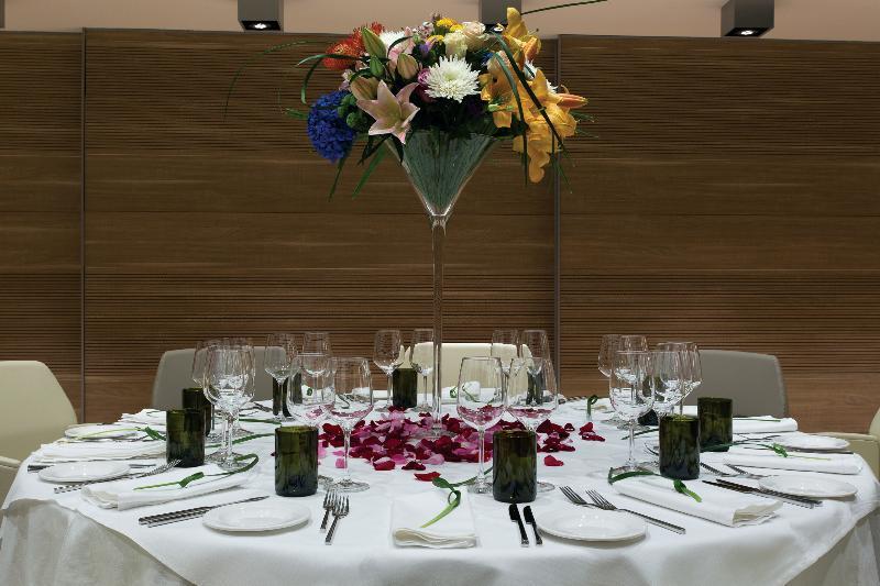 Almar Jesolo Resort & Spa Esterno foto A table set for a formal dinner