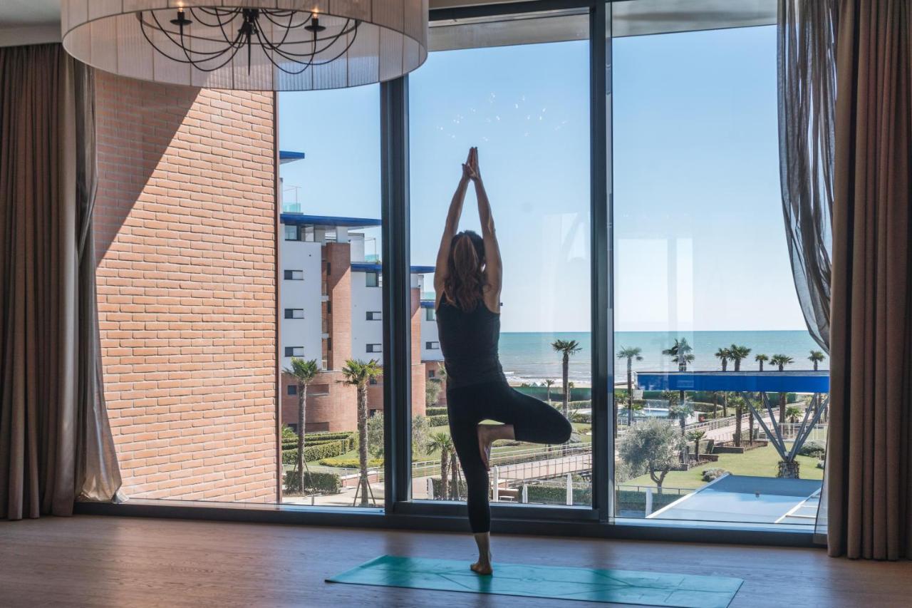 Almar Jesolo Resort & Spa Esterno foto A woman practicing yoga at the Hilton Garden Inn in Valencia, Spain