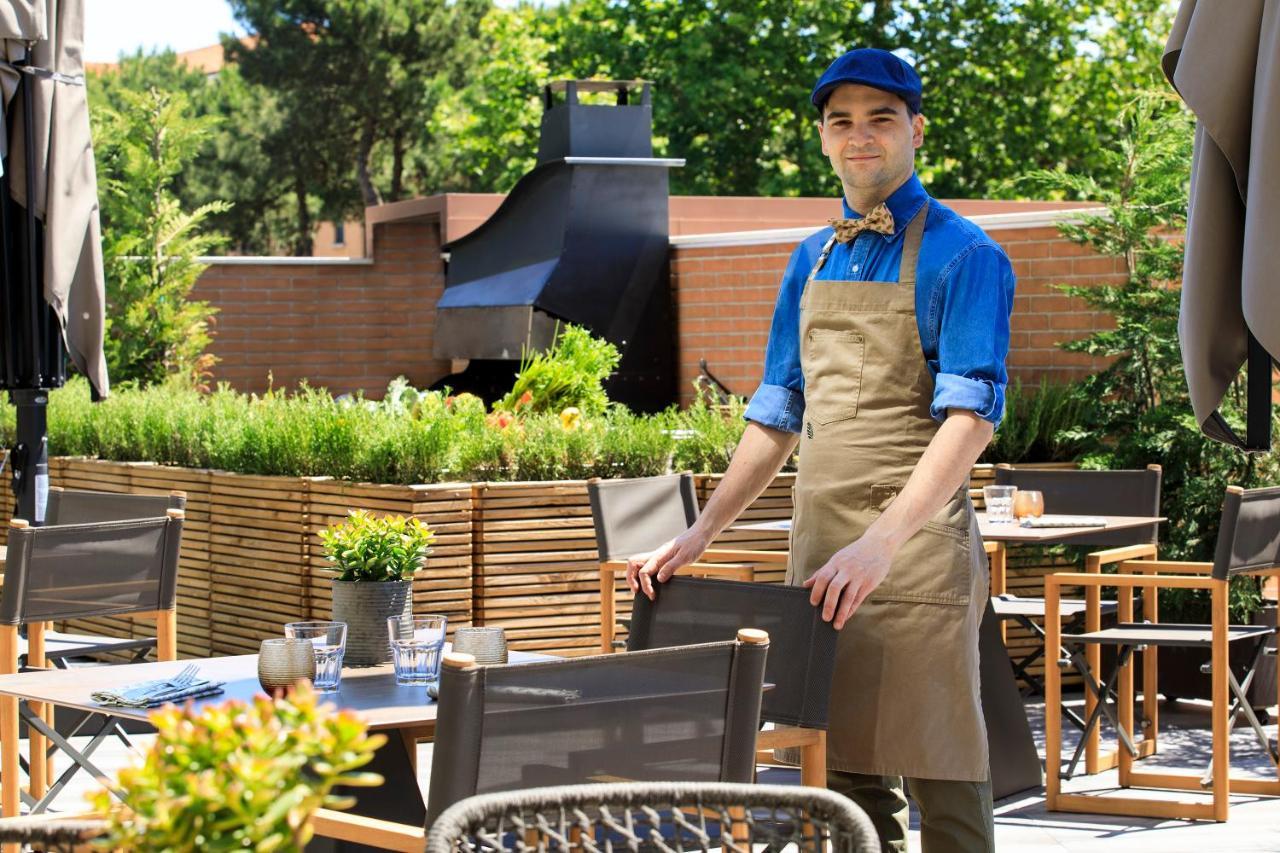 Almar Jesolo Resort & Spa Esterno foto A waiter at a restaurant